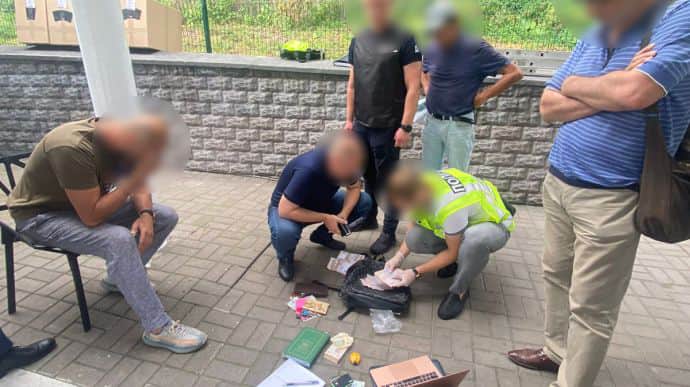 Отключили воду и требовали взятку: в Киеве разоблачили служащего «Киевводоканала»