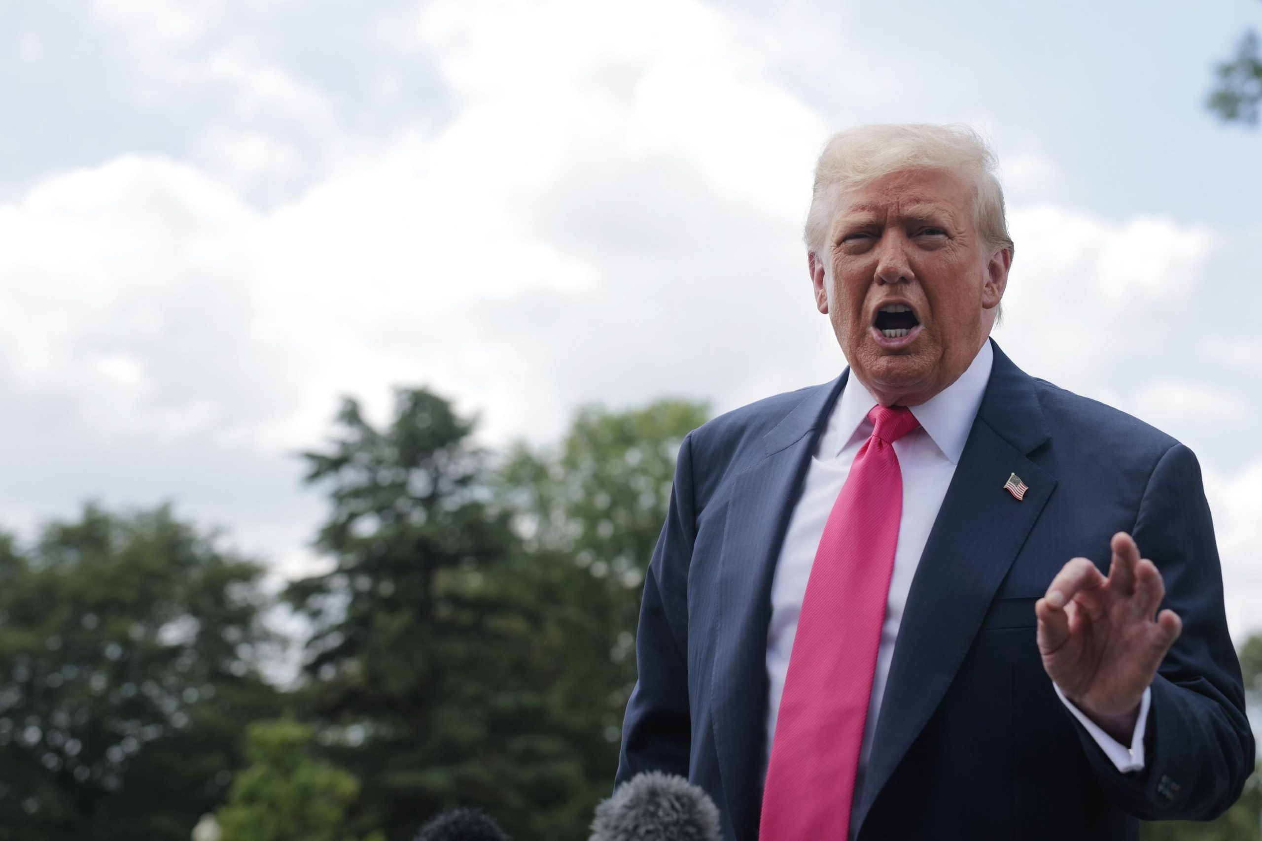 В Сенате США требуют от Трампа быстрее бить по России санкциями, – АР